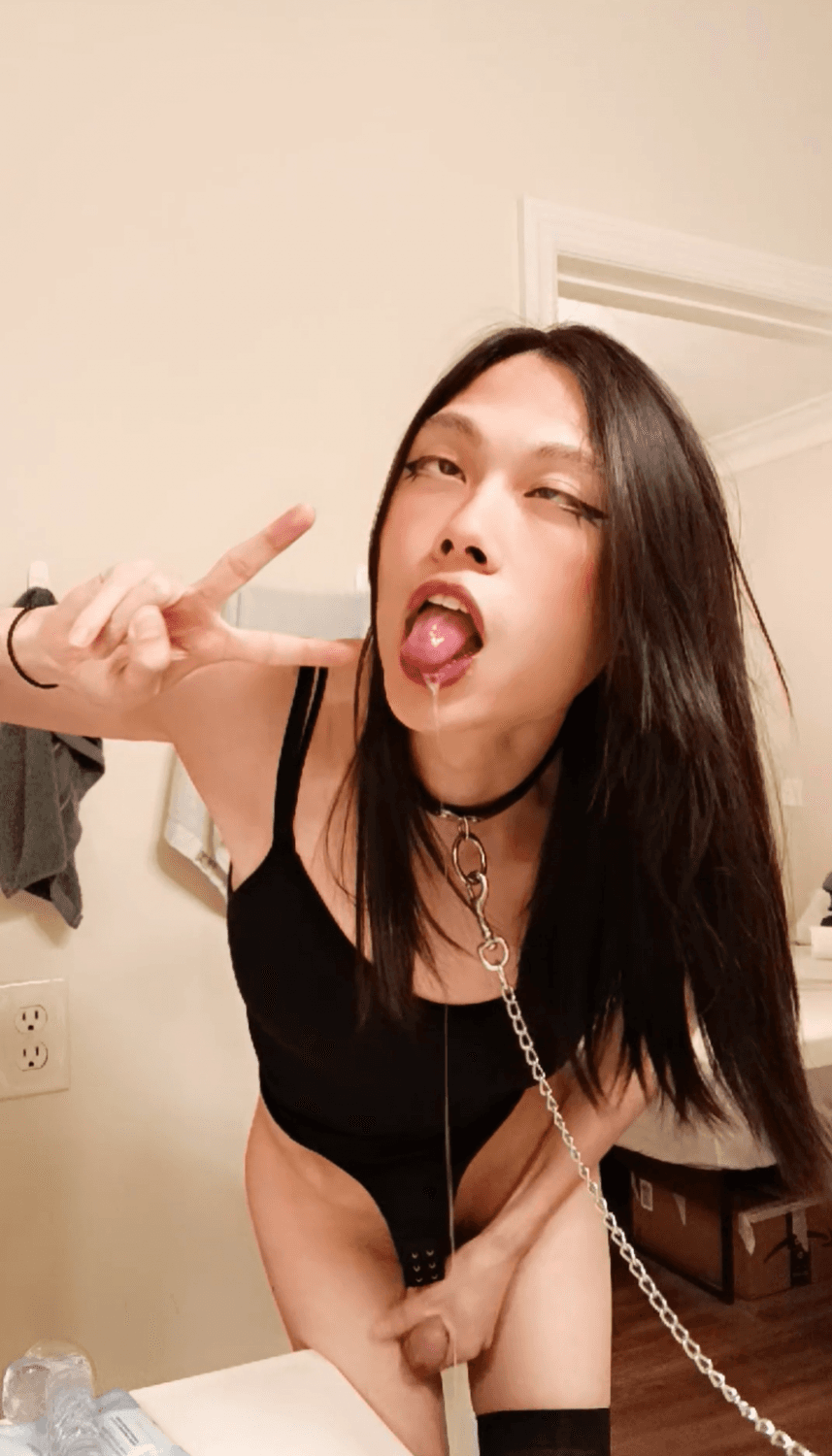 I need somebody to fuck me from behind and pull on my leash, make me do ahegao and drool