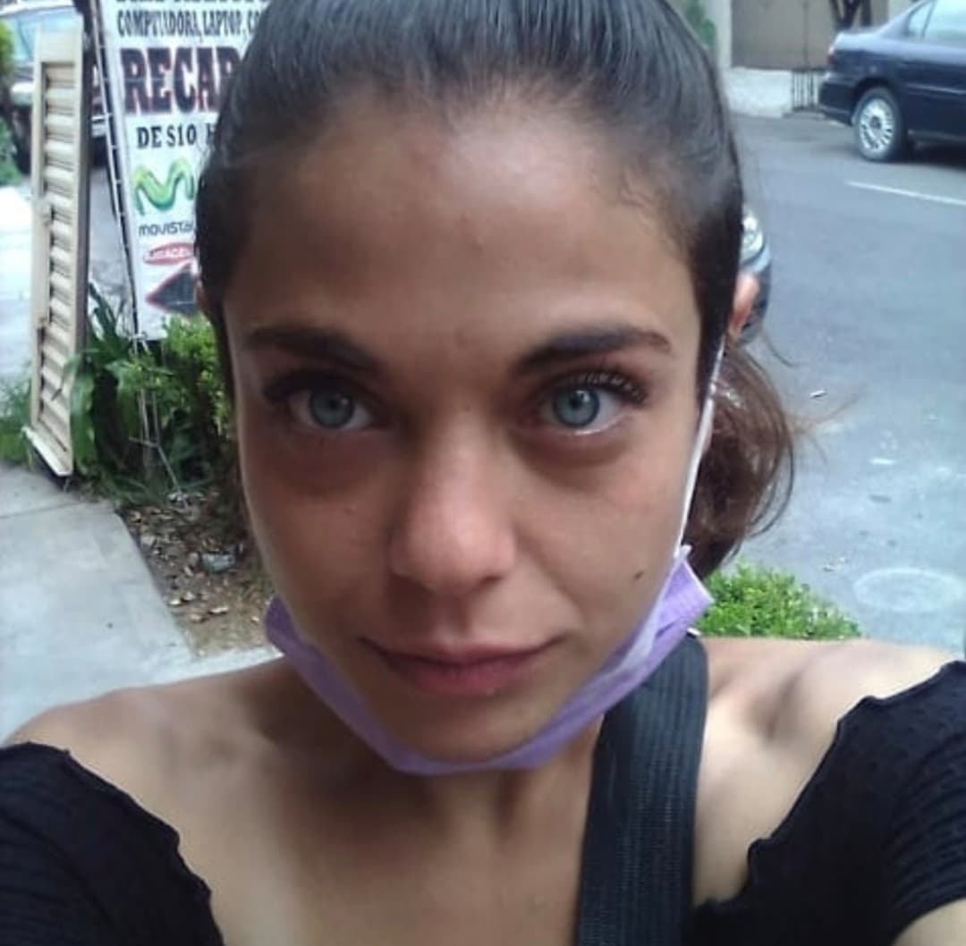 Madre ninfomana de ojos azules prefiere coger con vergon que atender a su bendi mientras chinga