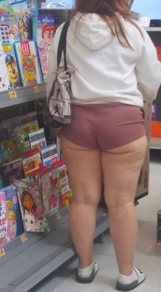 Click to view full size thick ass chick hanging down of her short short