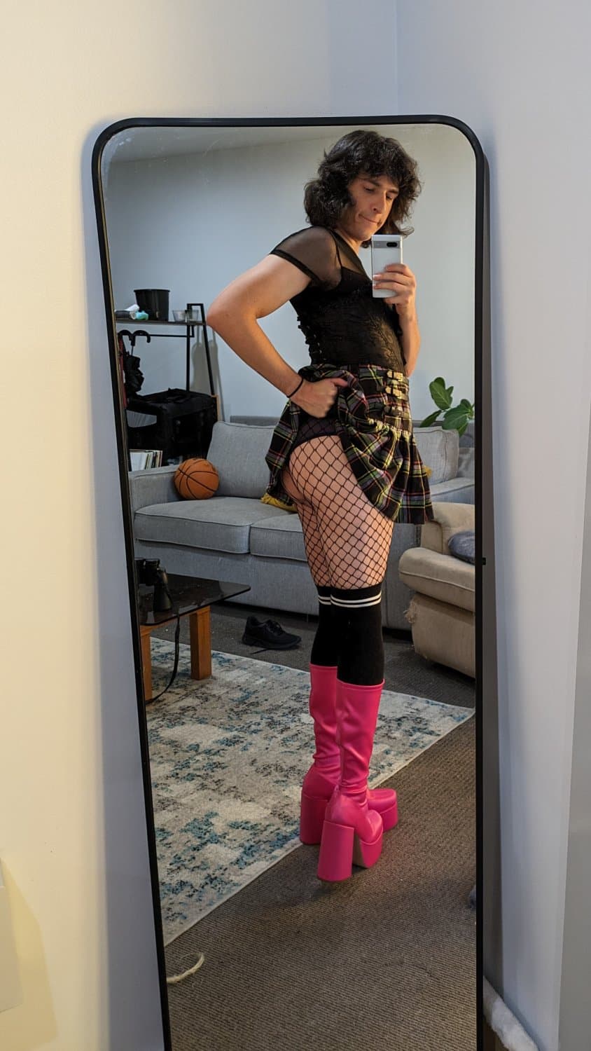 Click to view full size Sissy Izzy - her reddit - https://www.reddit.com/u/izzzyyyuwwwu/s/lW9GX8RK9M - her kik iks28