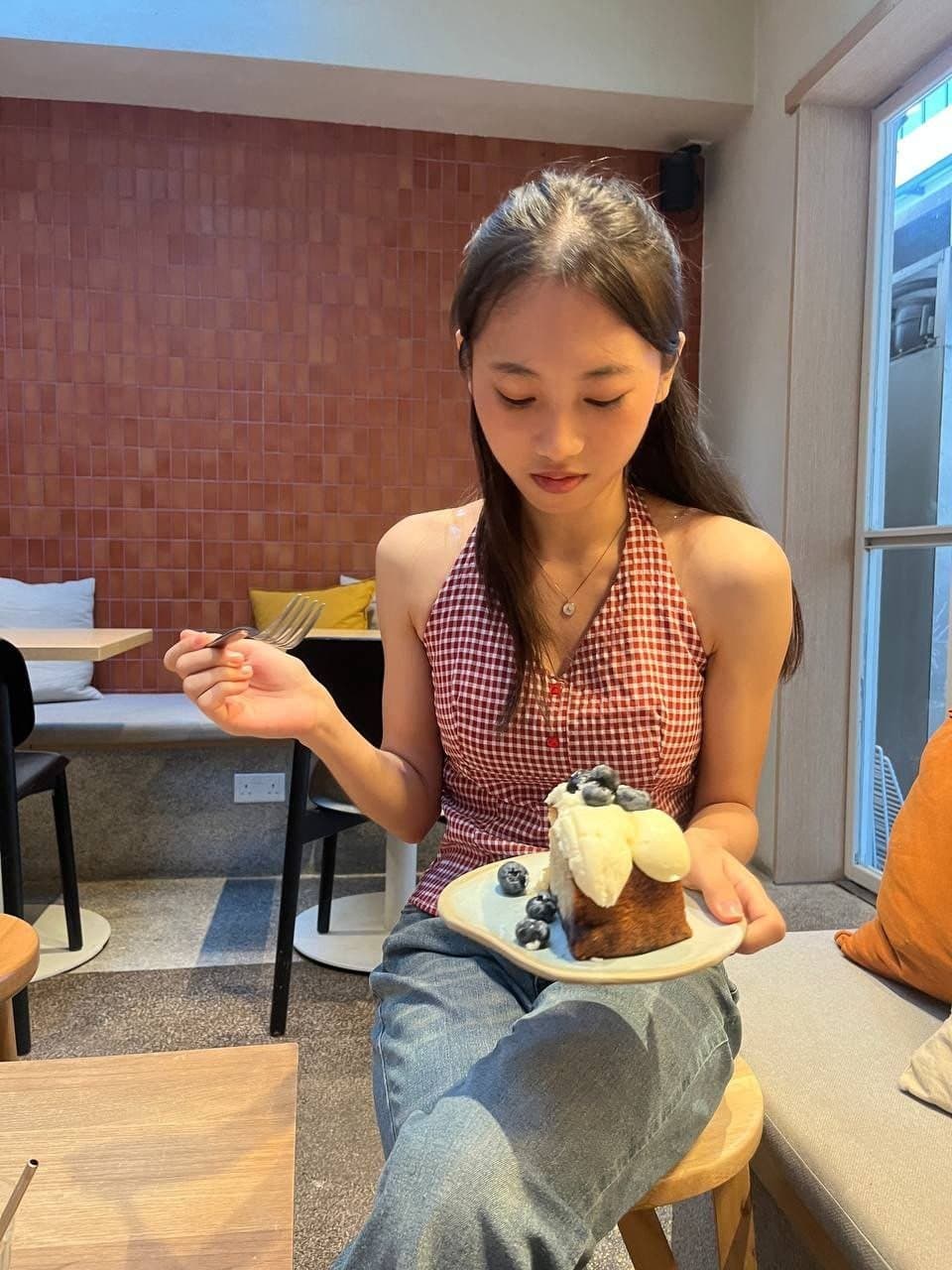 19yo, B cups, Petite, cambodian, slut getting fucked and wants to get fucked by 2x dildos in DP