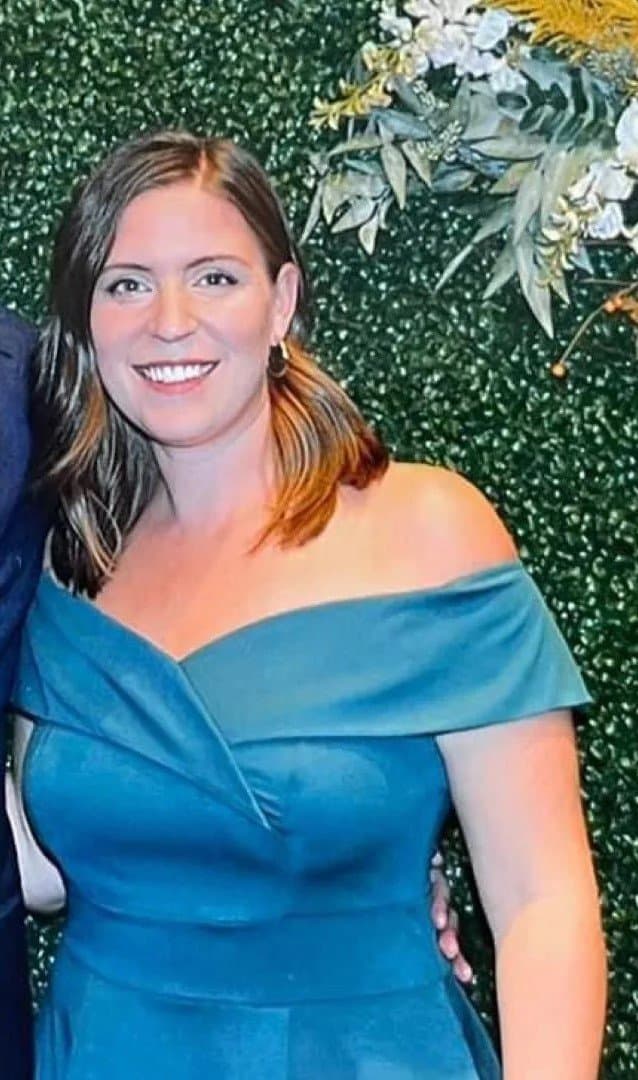 Sexy Burnette milf looking for excitement.