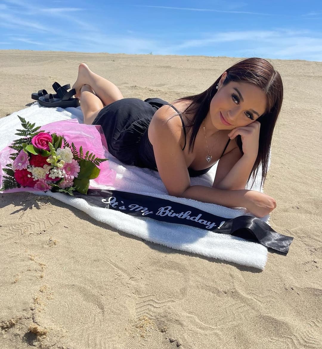 Mia was so happy to take Leo’s big cock as she lost her virginity to him, happy birthday Mia ?