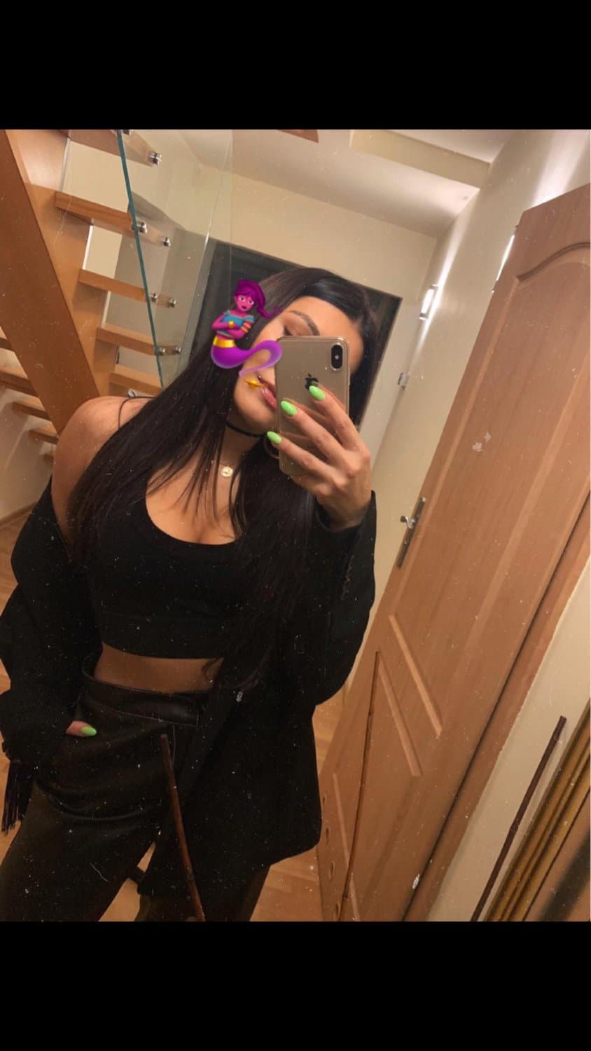 Click to view full size Luxury whore with fuckable mouth and tits