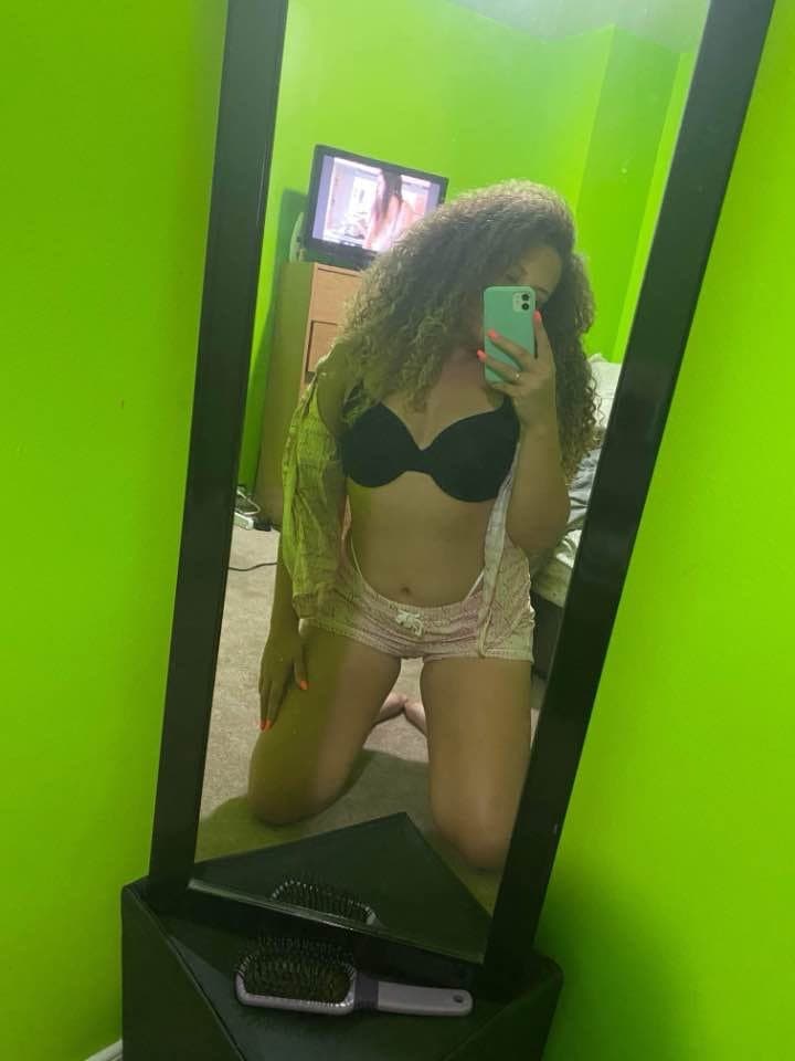 Jess 24 given up by her husband. Kik marshallr538 for same treatment