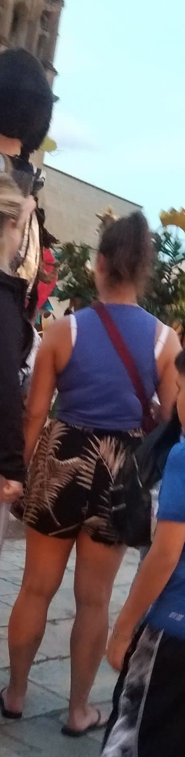 Thick legs, big hips, pretty feet and toes (cute girl in shorts)