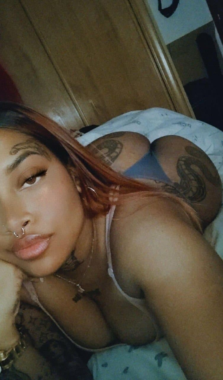 Morena tatuada y culona muy guarra