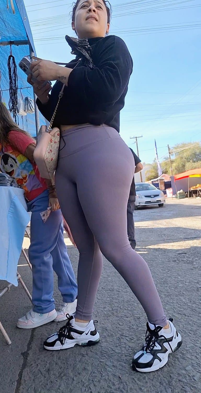 Morena en leggings tremendo culazo