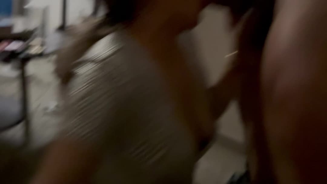 Esposa compartida se ahoga con otra verga