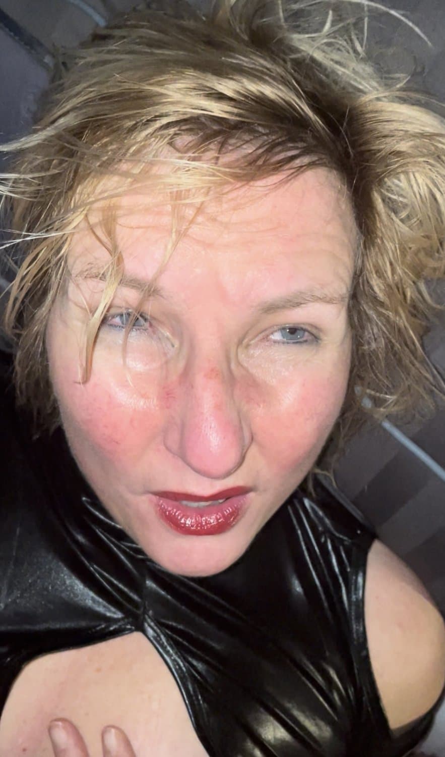 Sexy Dutch MILF Anna dildoing