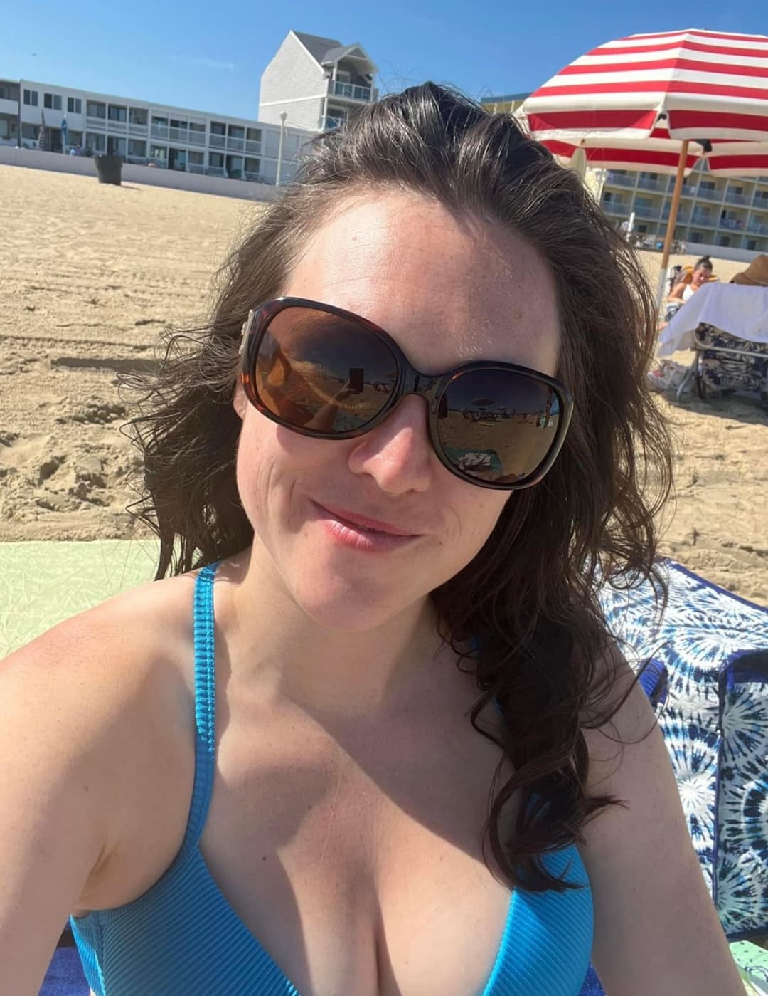 Click to view full size Slut Nurse wants to pull a train LeAkEd