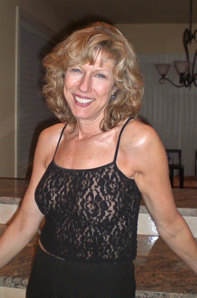 Gorgeous GILF Mary shows off her banging body