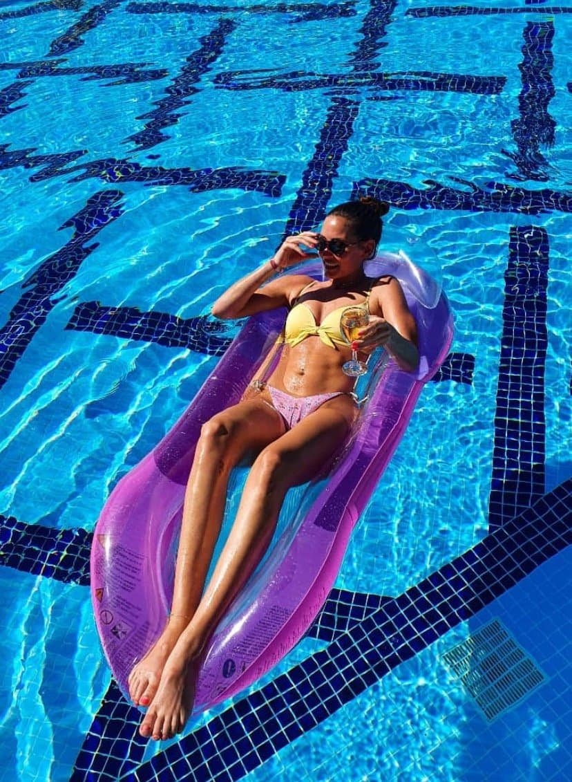 Hot german wife Elisa showed off at the beach