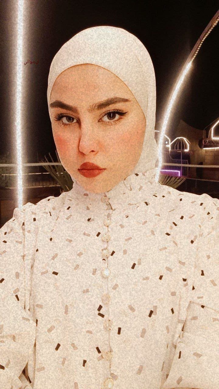 Arab girl with beautiful hijab and appetizing body???