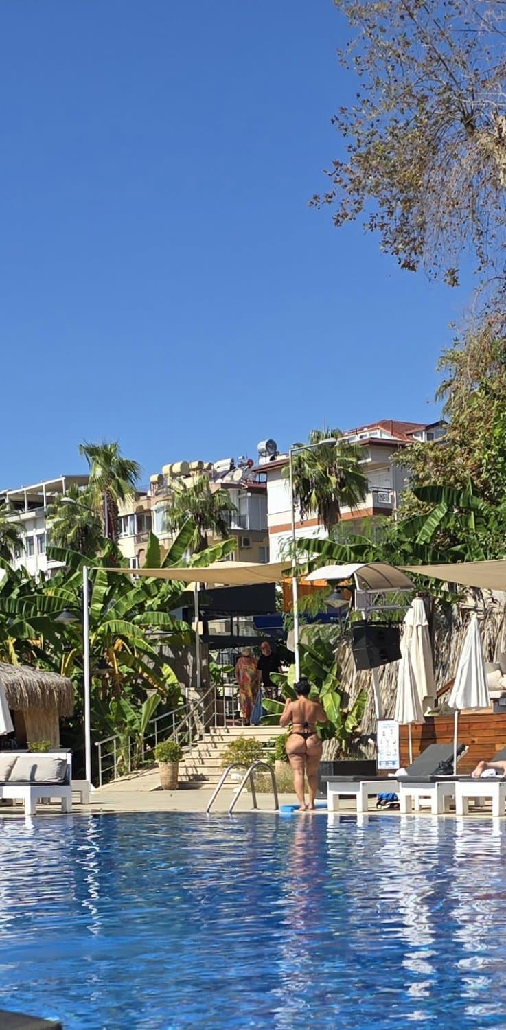 Pool side fat ass slut creepshots