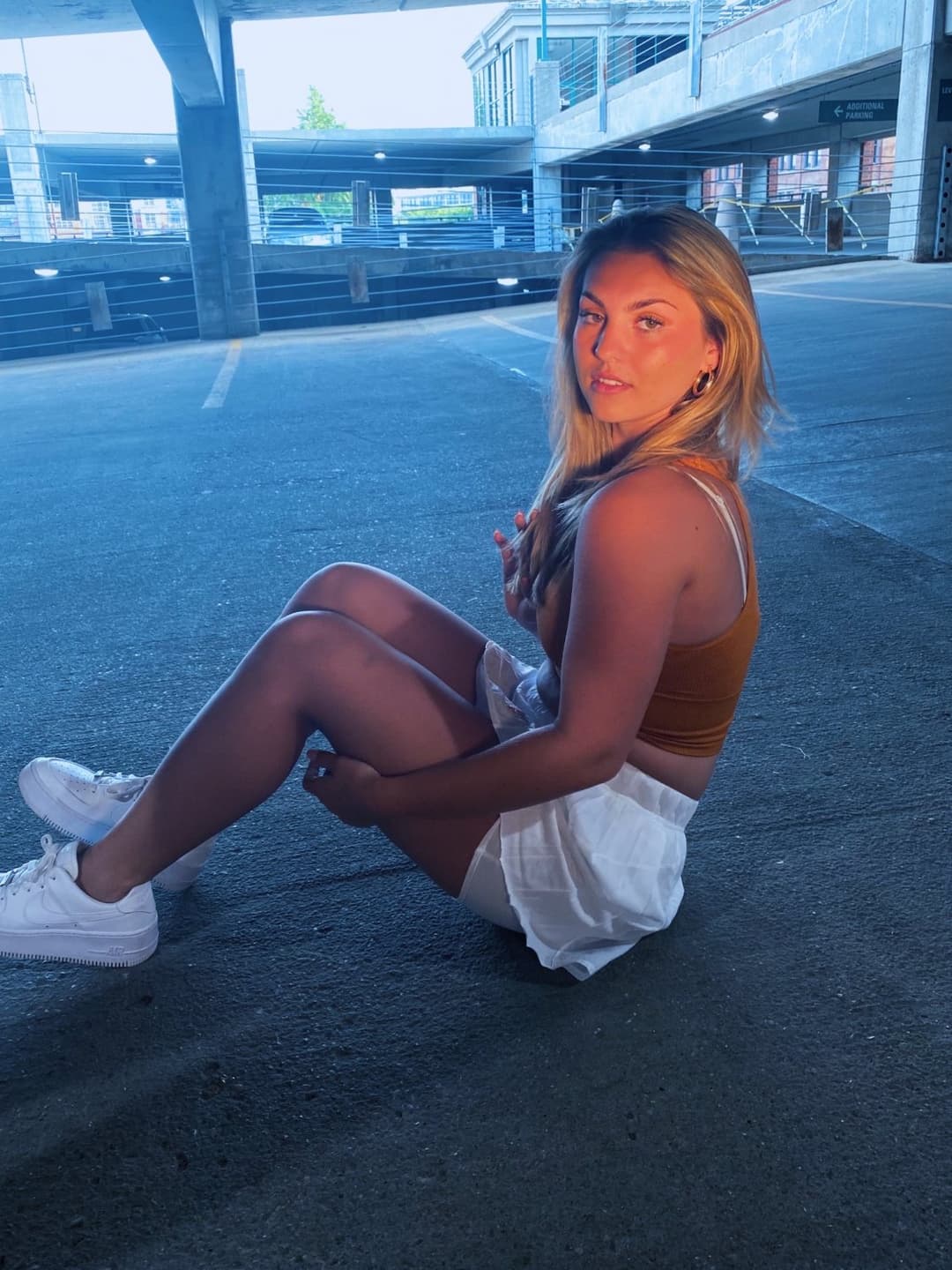 Cheating college girl can’t resist drunk makeout sessions