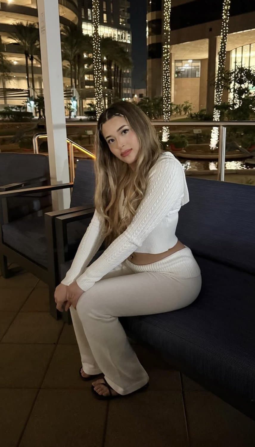 Pretty Face Pretty Feet AZ Latina