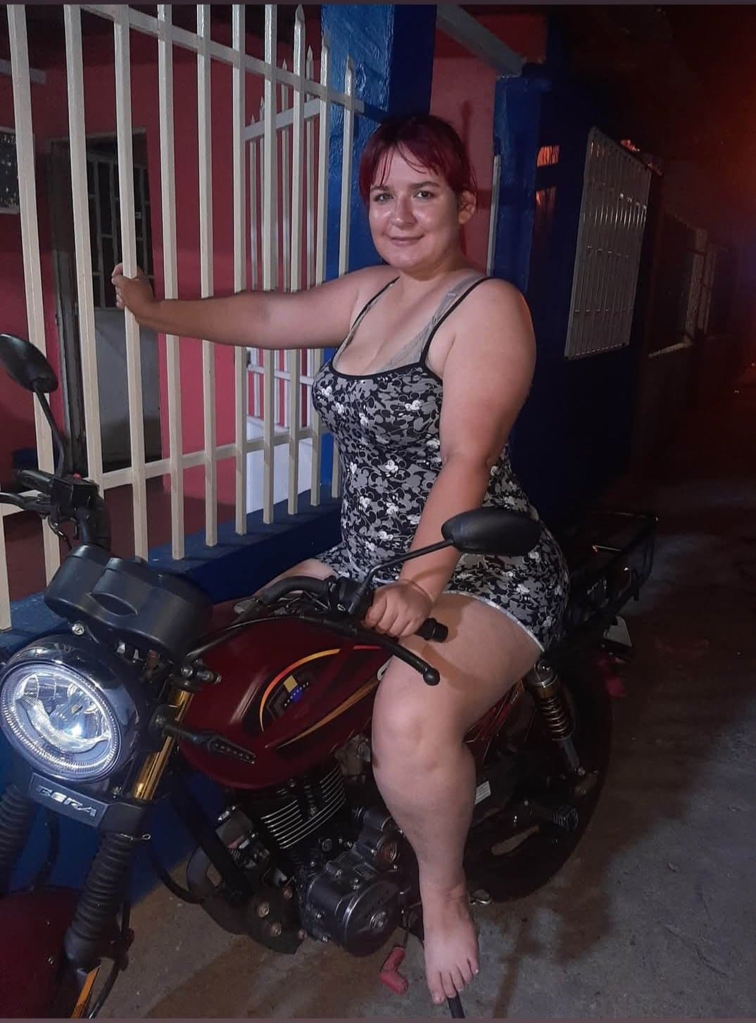 Le tomo fotos sexis a mi madrastra.