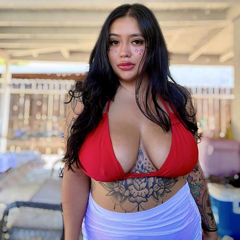 Thick Busty latina Daniella