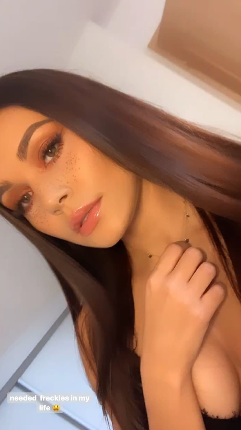 Click to view full size Luxury whore with fuckable mouth and tits