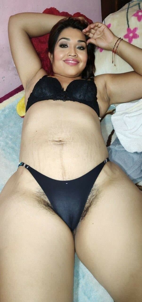 Small titties,  stretch marks and bush