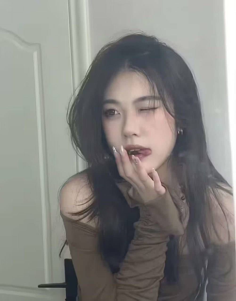 Two stunning bffs paid their carpool ride using their bodies