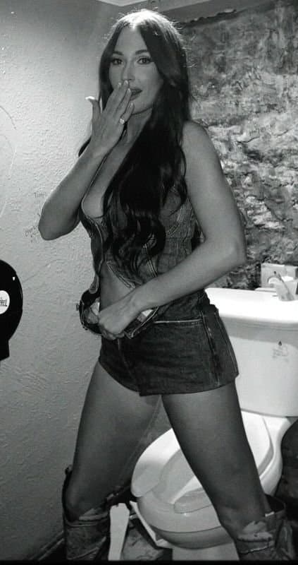 Kacey Musgraves Big Luscious Breast & Hot Beautiful Ass & Banging Body makes me Leak so much ??