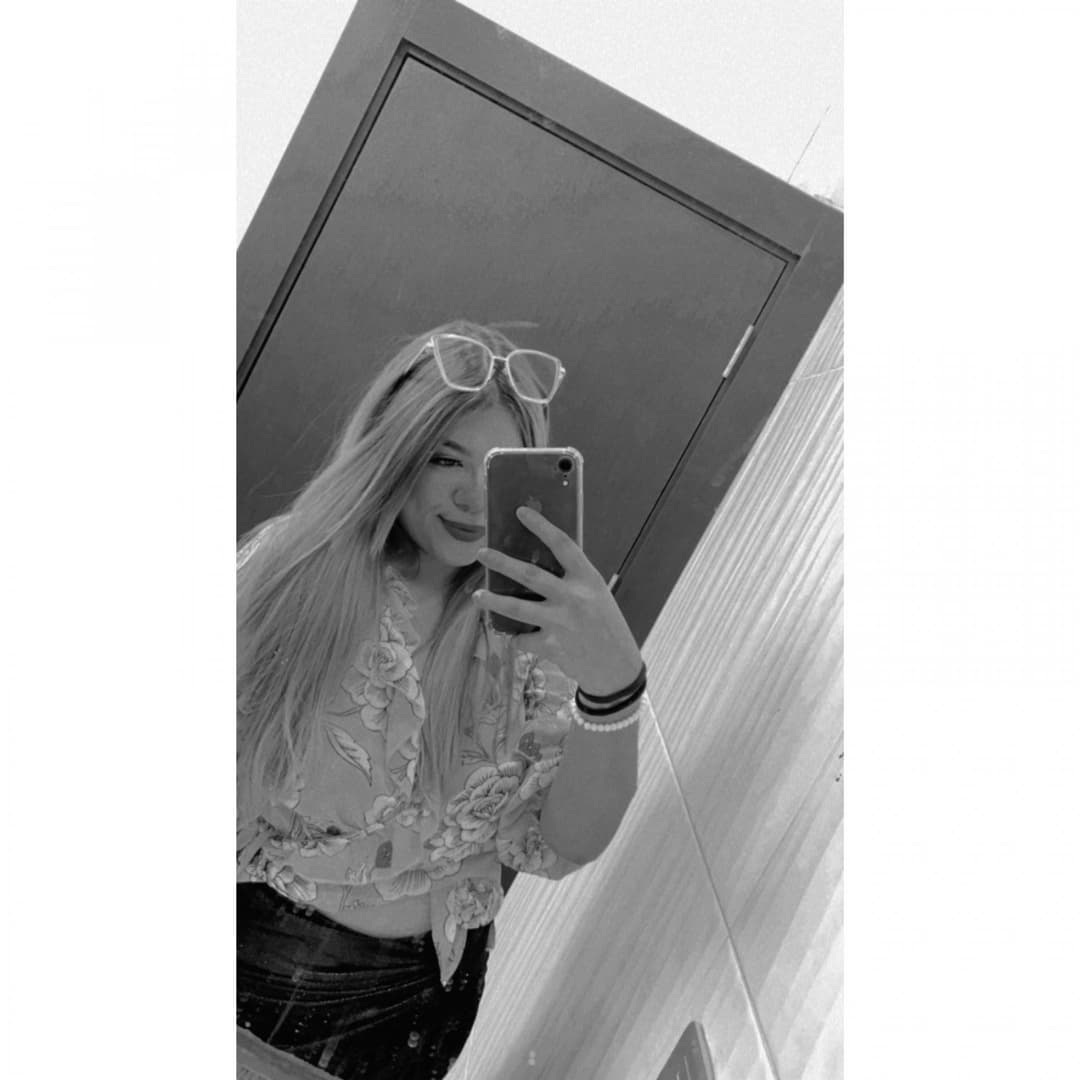 Italian-Spanish slut Hellen gives head and gets fingered