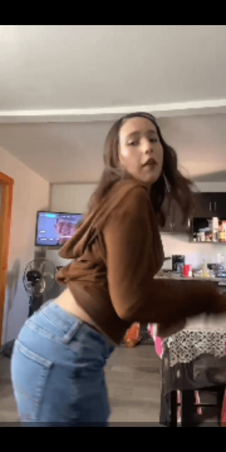 Perra con bonito cuerpo y rostro hermoso