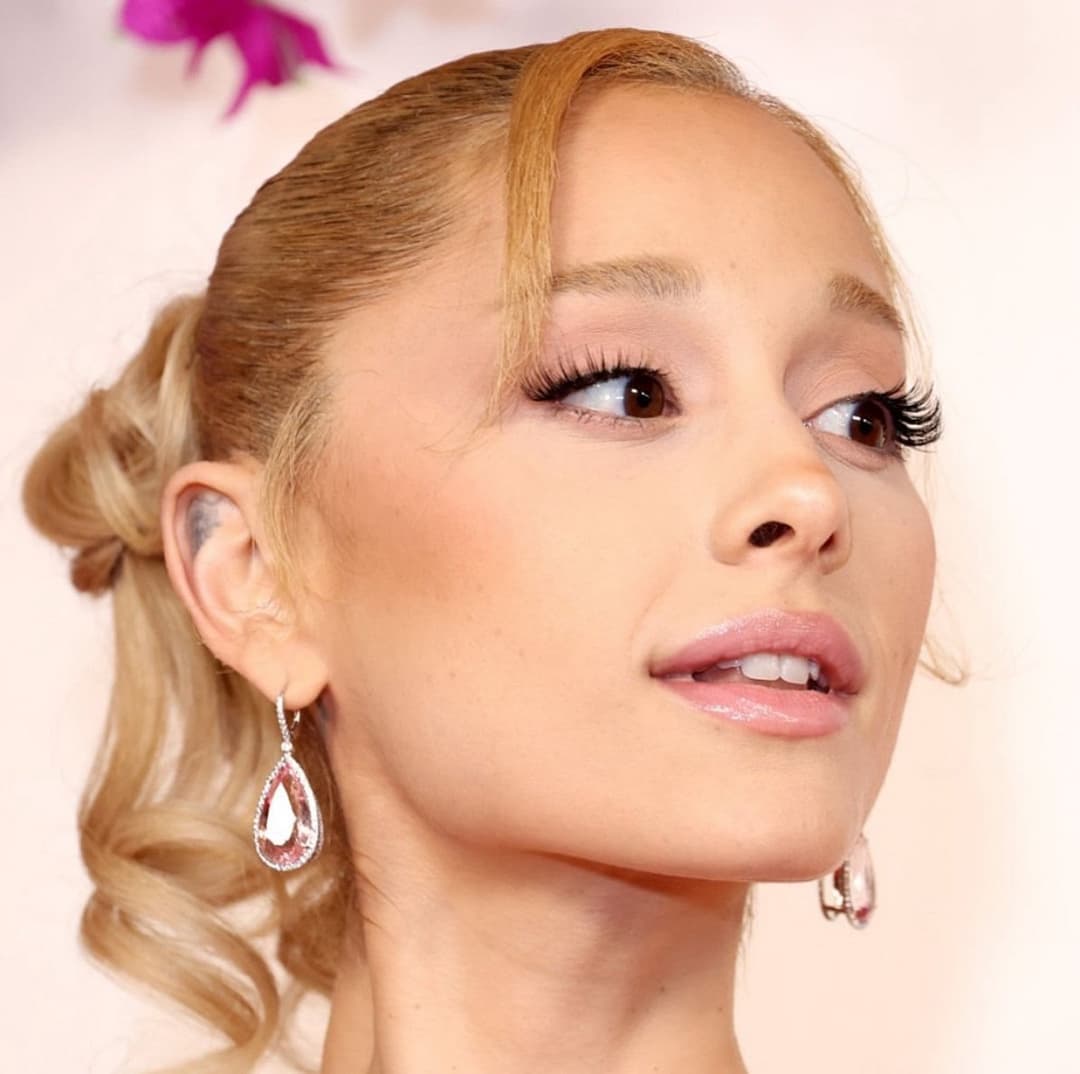 More Ariana Grande face/lips porn to goon to ?