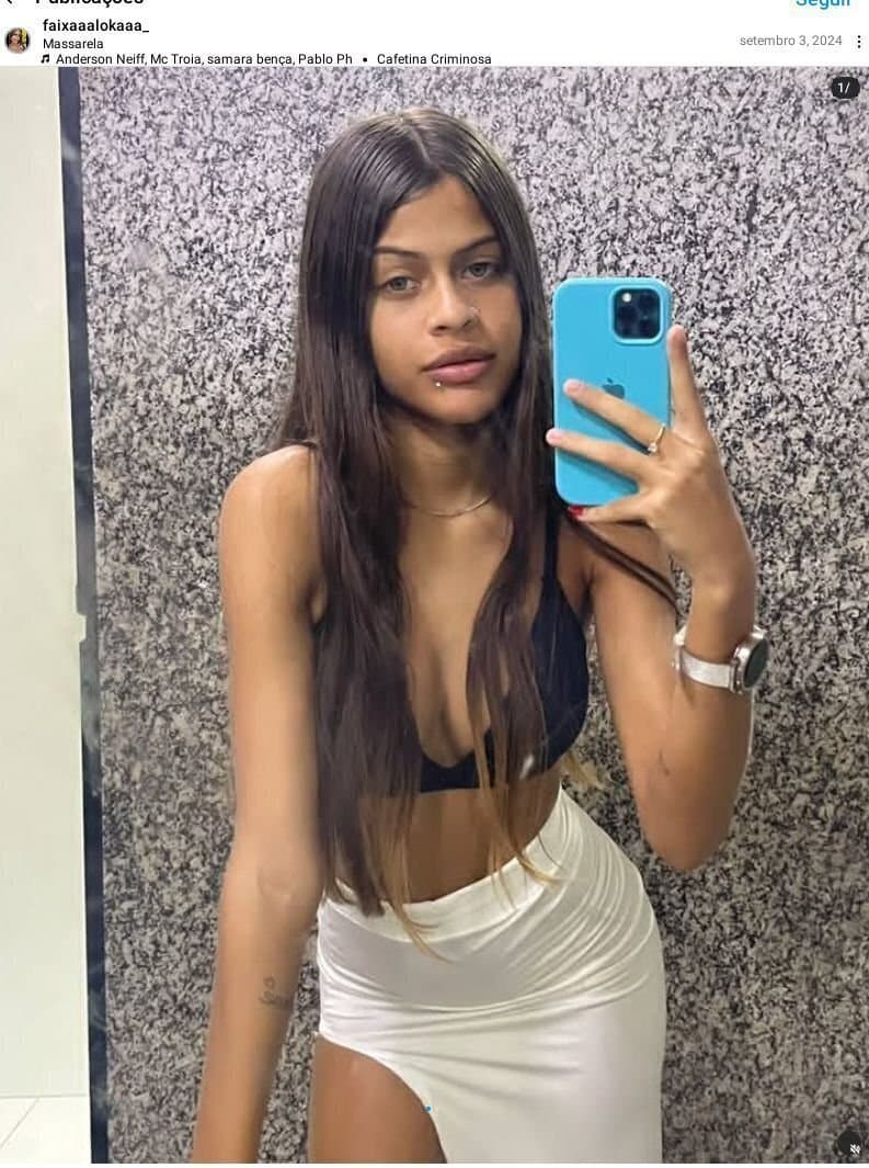 Novinha magrinha tomando banho e fudendo gostoso