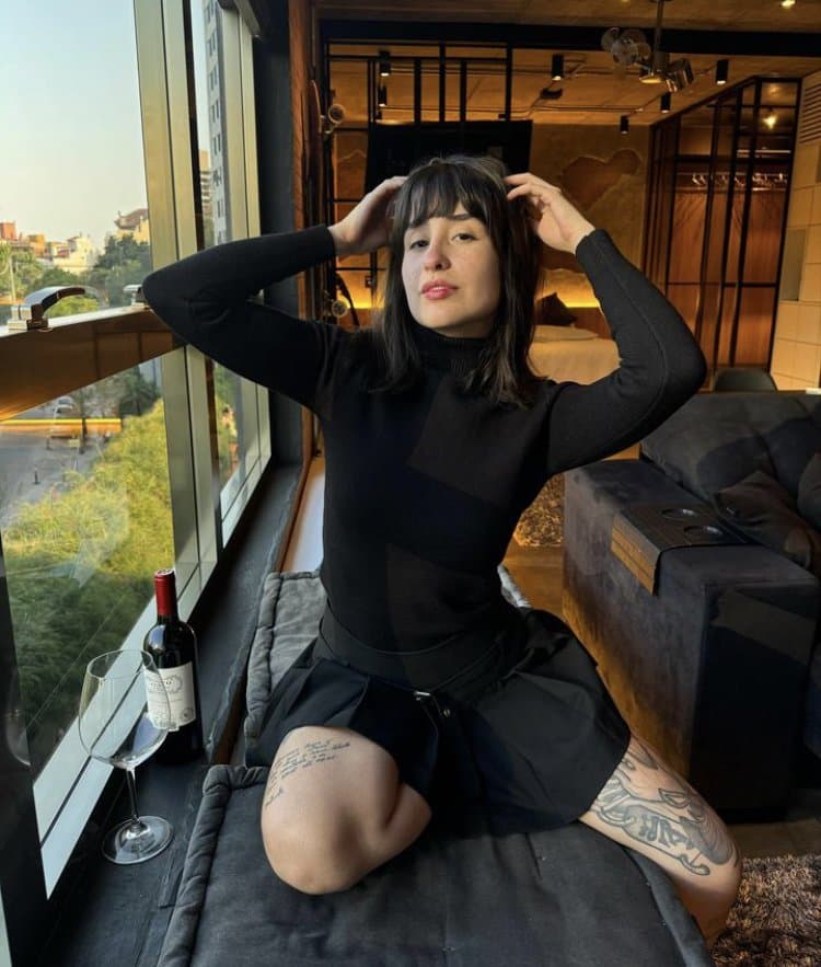 Martina oliver mostrando a bucetinha de quatro