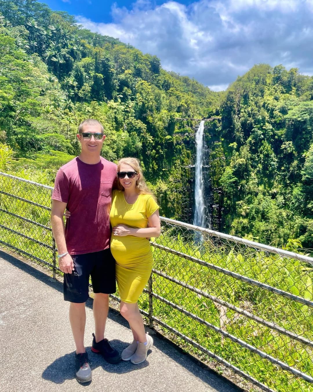 Small tits girl showing boobs at GGW