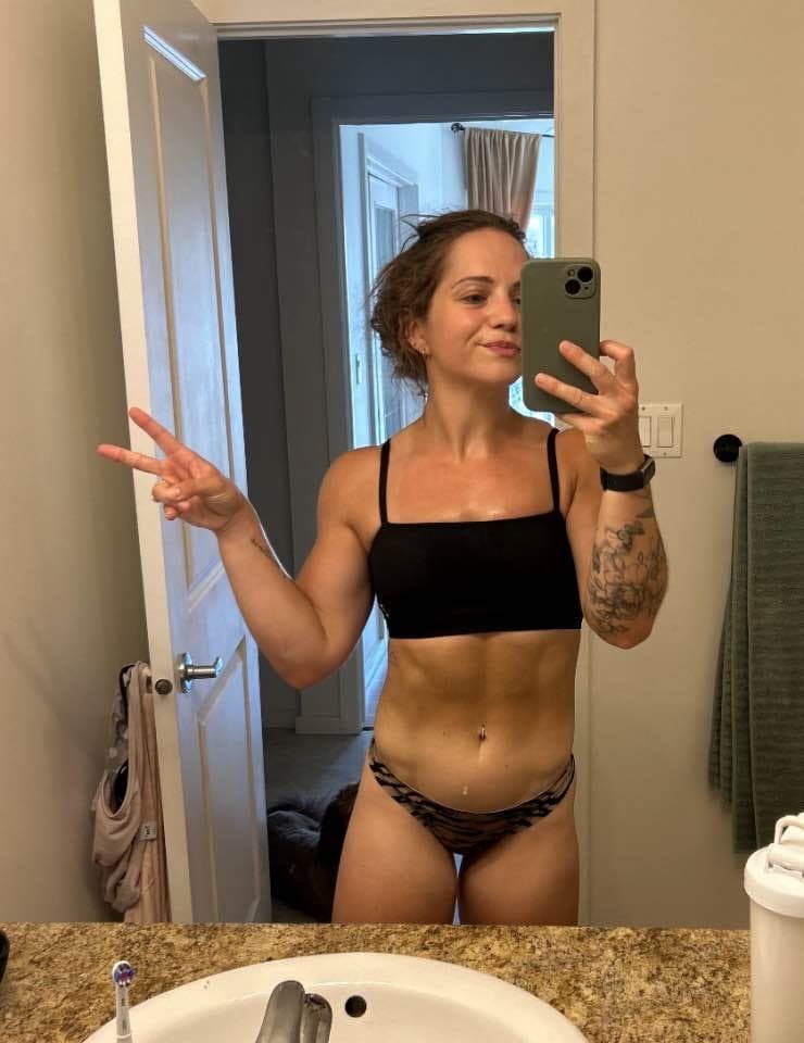 Sexy KIK slut shows off her fit body