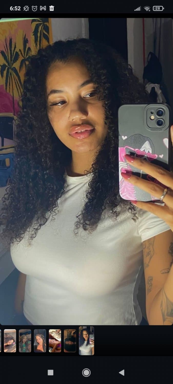 Quem sabe deixar transparente a blusa dela ? Gostosa com piercing no peito