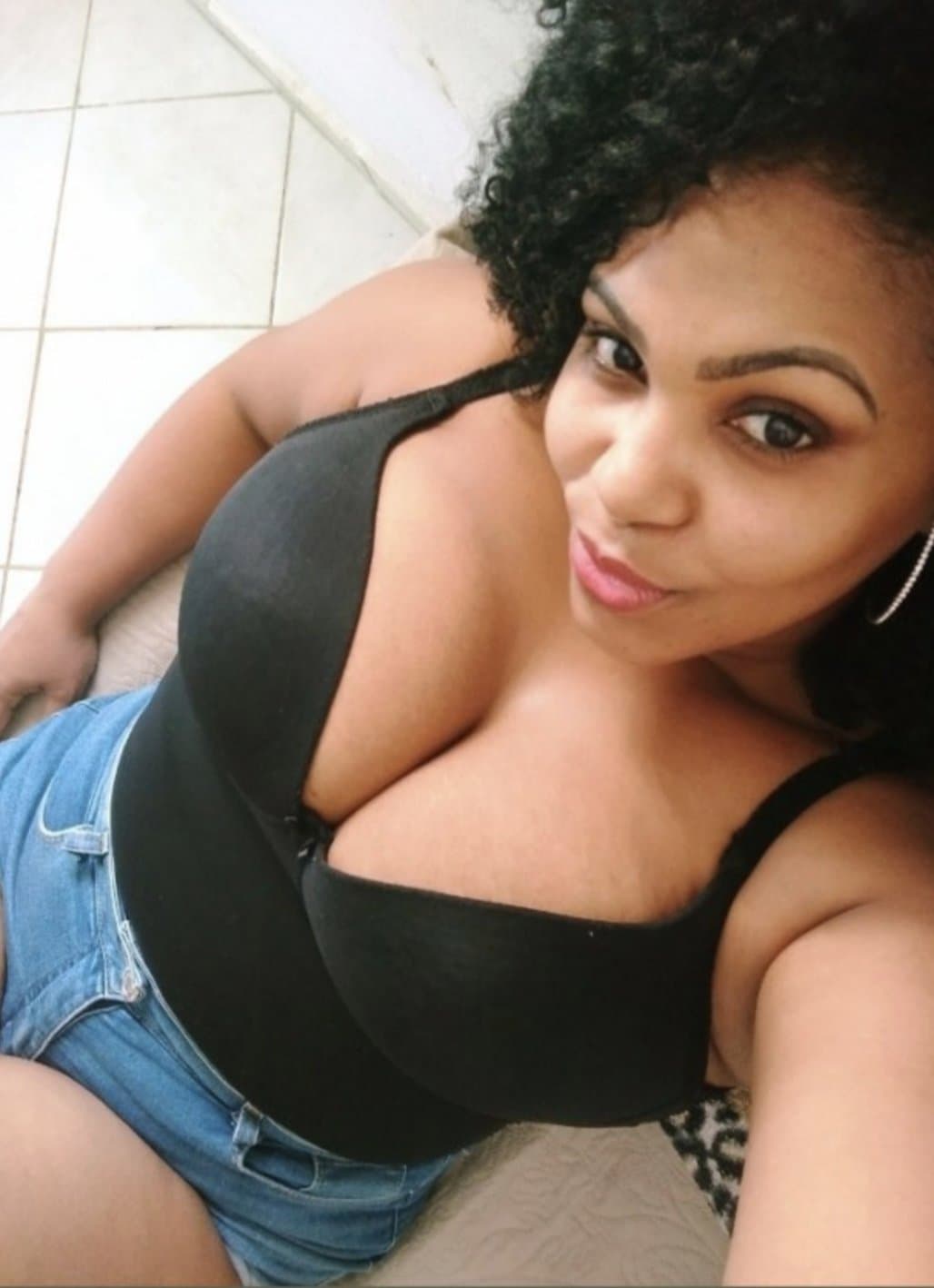 Coroa morena gostosa de Jacareí adora se exibir de lingerie | Coroa rabuda e peituda