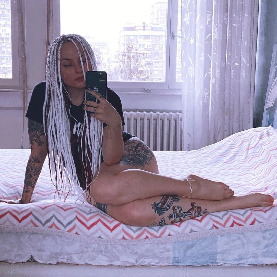 Click to view full size FRIENDS GF - LOSES BET & SENDS FEET PICS - accidentally sends more then she wanted