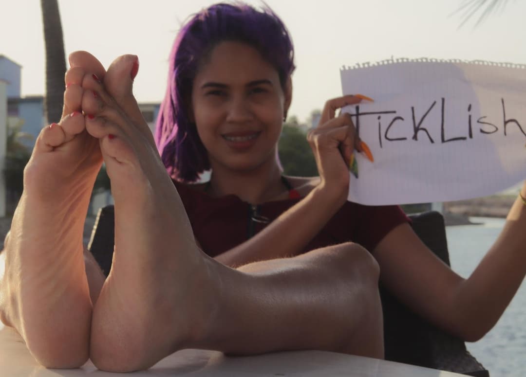 Amateur Latina Feet Catch Cum (AI Cum On Feet Template)