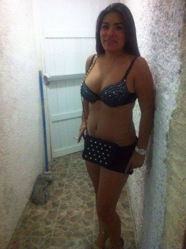 Click to view full size Edecan milf, hace tiempo la ví en un teibol, fotos encontradas en celular muy muy muy viejo