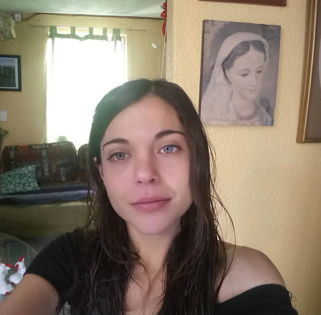 Madre ninfomana de ojos azules prefiere coger con vergon que atender a su bendi mientras chinga