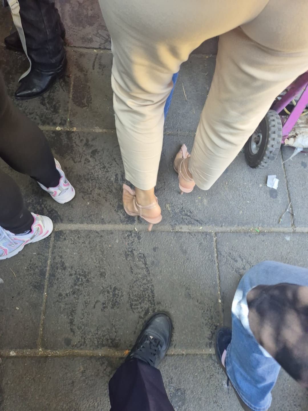 Click to view full size Ricos pies en la calle, strip y de mas