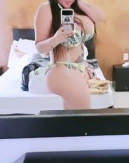 Tetona con cuerpazo??