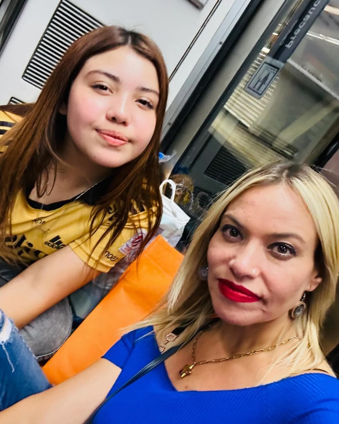 Haberme cogido a la mamá y unos años mas tarde a su hija fue excitante, las dos la chupan delicioso