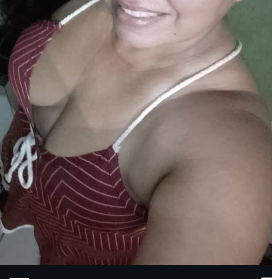 Peituda, imagina chupando um pau