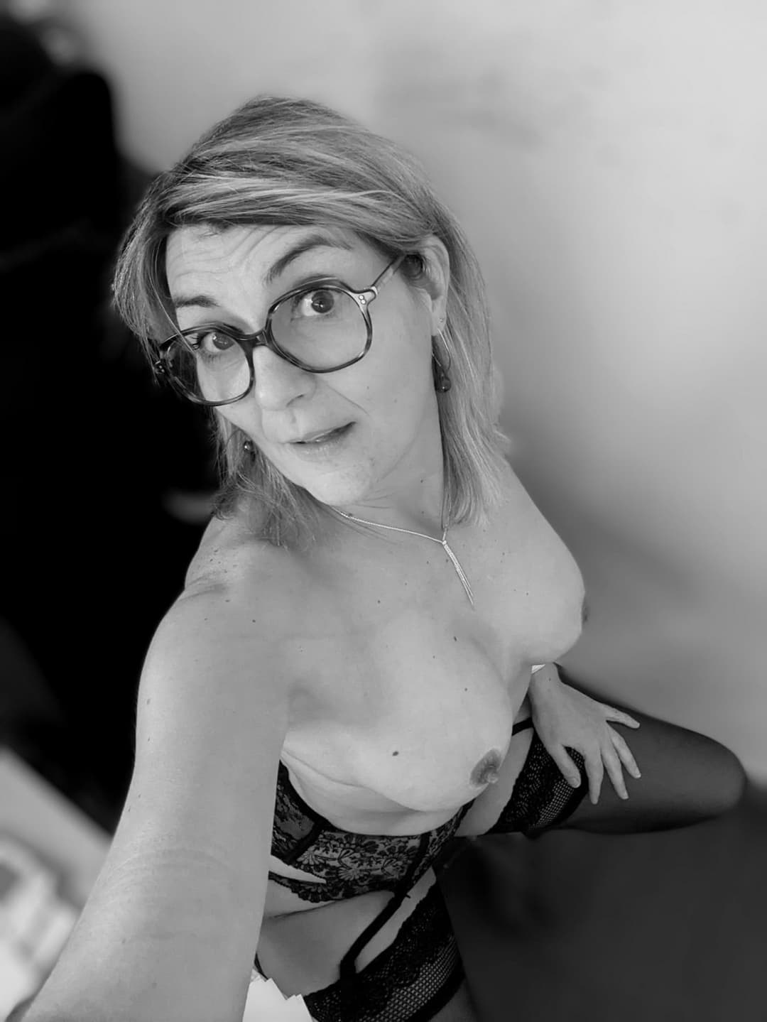 Secretaire salope se masturbe au bureau (France)