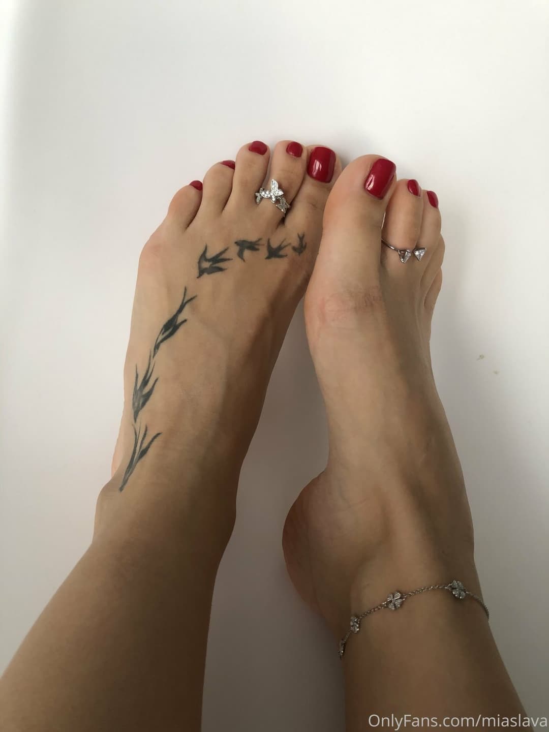 Click to view full size Nude Foot Slut 1