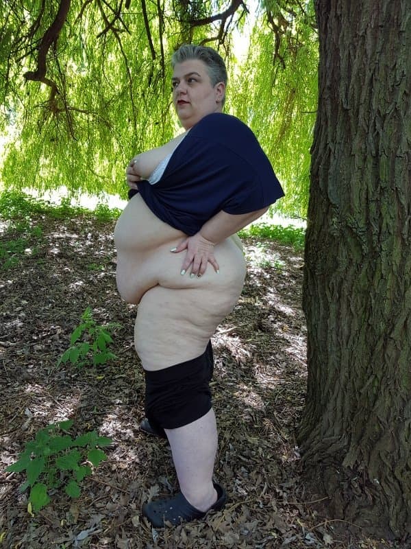 Fatty SSBBW flashes ass and belly in public park