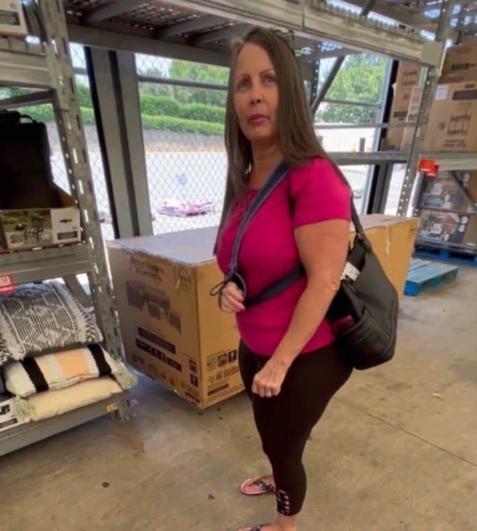 Milf madura con un gran trasero deja que le acaricien su enorme culo