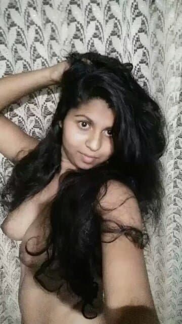 Sri Lankan sexy girl loves to show her sexy body