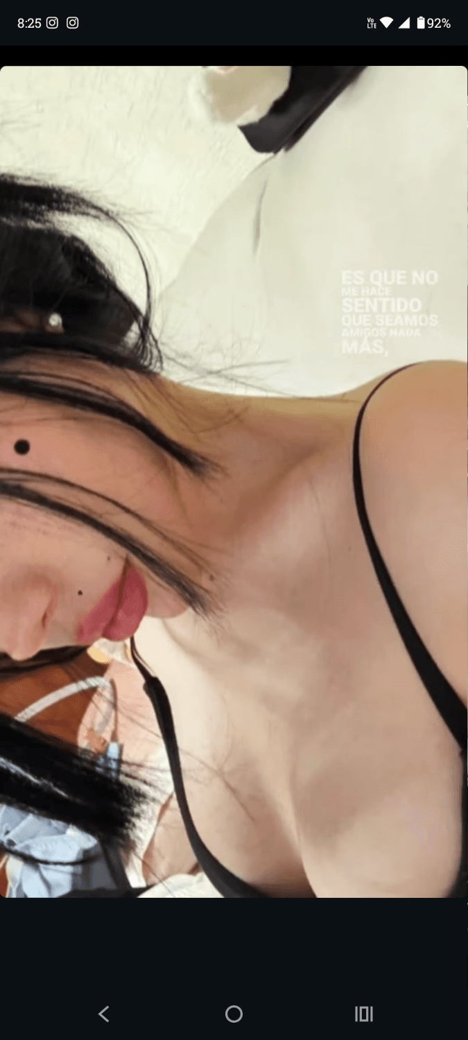 Flaquita hermosa con cuerpazo paso perfil